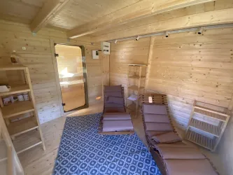 Ruheraum Sauna mit Eingang zur Sauna