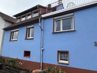 Ansicht  auf das Ferienhaus mit kleinem Vorgarten