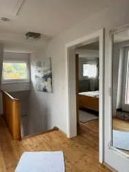 Flur OG mit Blick in das erste Schlafzimmer