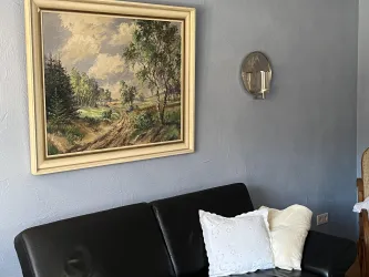 Wand im Wohnzimmer mit Bild