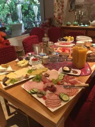 großes gehobenes Frühstück