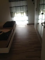 Freifläche zwischen Bett und Schrank (© Frau Böttcher)