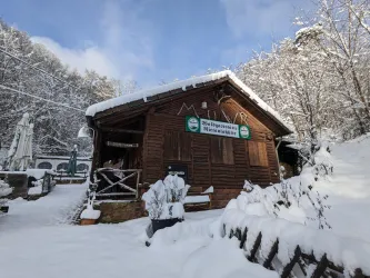 Rietania Hütte im Schnee (© Rietania Hütte)