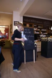 Bedienung mit Café Ludwig 1 (© Café Ludwig 1)