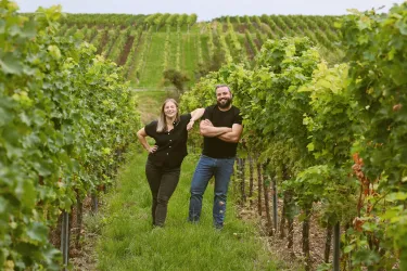 Sina und Frank Kayser im Weinberg (© Weingut Kayser)