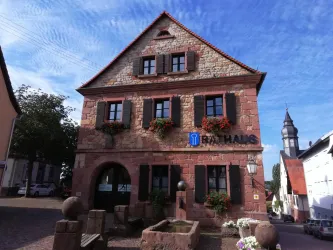 Im Zentrum des Dorfes Göcklingen...