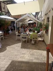 Geselligiges Zusammensein im Weingut Hafner