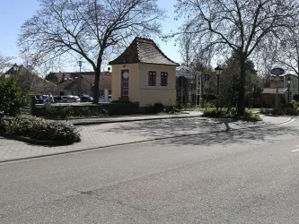 Parkplätze am Straßenrand (© Touristinformation Maikammer)