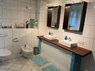 Badezimmer mit 2 Waschbecken
