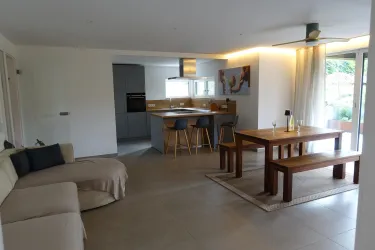 Wohnzimmer + offene Küche (© Marius Damm)