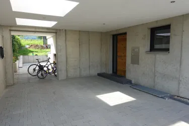 Eigener Carport, Hof und Eingangsbereich