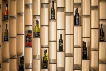 Weinregal (© Immengarten Hof, Wein- und Sektgut Frank Höhn)