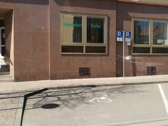 Parkplatz für Menschen mit Behinderung (© Büro für Tourismus Maikammer)