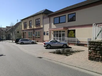 Parkplatz am Café Centner (© Büro für Tourismus Maikammer)