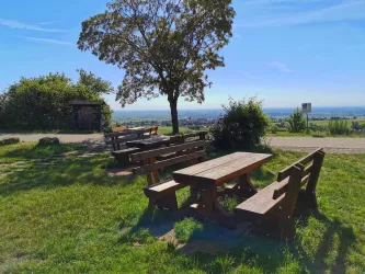 Rastplatz am Wanderweg Deutsche Weinstraße (© Büro für Tourismus Maikammer)