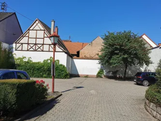 Parkplatz Bushaltestelle Kirche (© Büro für Tourismus Maikammer)