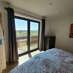 Schlafzimmer mit Balkon zum Wingert
