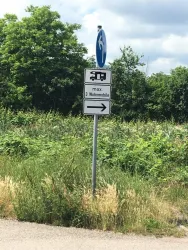Hinweisschild Reisemobilstellplatz (© Büro für Tourismus Maikammer)