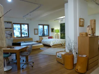 Ausstellungsraum Betten und Schreibtisch (© b.a.u.m-natur GmbH)