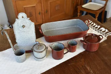 Emaille Geschirr (© Touristinformation Maikammer)