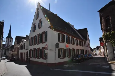 Außenansicht Rensaissancegebäude (© Touristinformation Maikammer)