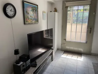 Wohnzimmer TV Blick + Ausgang Terasse (© Michael Roshol)