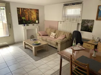 Wohnzimmer Sofa Blick mit Ausgang (© Michael Roshol)