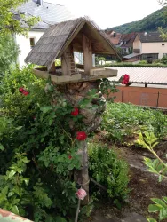 Vogelfutterhaus im Garten (© Petra Weißgerber-Bolz)