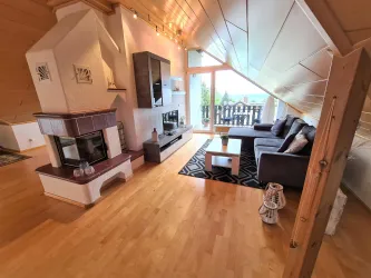 Wohnzimmer mit Blick auf offenen Kamin