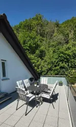 Terrasse mit Blick zum Waldrand