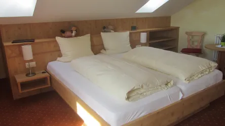Zimmer mit externem Bad (© Glas Erich)