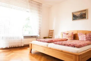Schlafzimmer 1