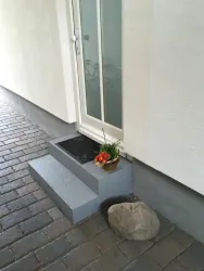 Eingang über zwei Stufen (© Christiane Lange)