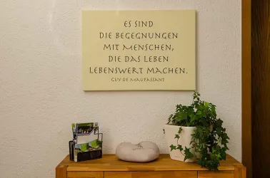 Unser Motto im Flur am Eingang (© Haus Storck - Ferienwohnungen in Gimmeldingen)