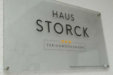 Schild am Hauseingang (© Haus Storck - Ferienwohnungen in Gimmeldingen)