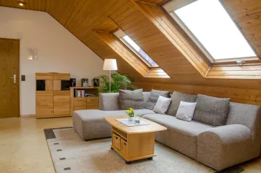 Heller Wohnbereich mit großem Sofa - Fewo im DG