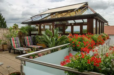 Terrasse mit großem Wintergarten mit Außenmarkise (© Haus Storck - Ferienwohnungen in Gimmeldingen)