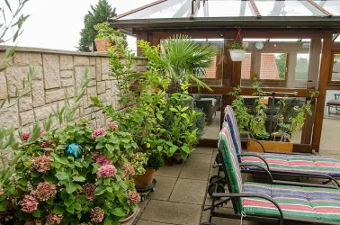 Terrasse mit großem Wintergarten mit Außenmarkise (© Haus Storck - Ferienwohnungen in Gimmeldingen)