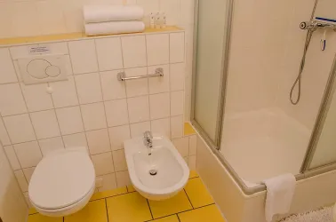 Bad mit Dusche, WC & Bidet - Fewo im EG (© Haus Storck - Ferienwohnungen in Gimmeldingen)