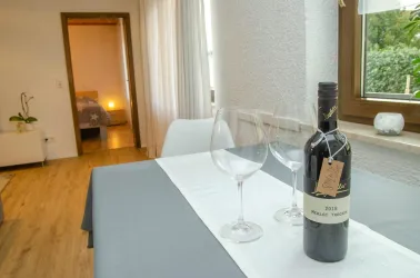 Blick Richtung Wohnbereich und  Schlafzimmer