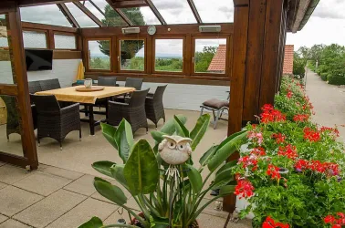 Terrasse mit großem Wintergarten mit Außenmarkise (© Haus Storck - Ferienwohnungen in Gimmeldingen)
