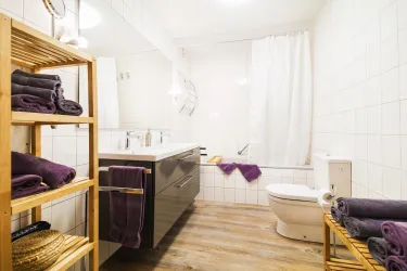 Bad/Dusche, Doppelwaschbecken und WC