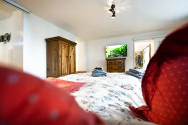Schlafzimmer mit Boxspringbett und Netflix