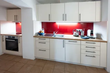 Küche mit Spülmaschine, Kühl-/Gefrierschrank, ...