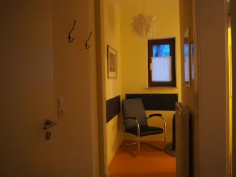 Blick vom Eingangsbereich ins Vorzimmer Daniel