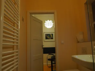 Bad Daniel mit Blick in kleines Vorzimmer