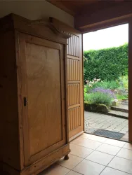 Eingangsbereich mit Blick in den Garten