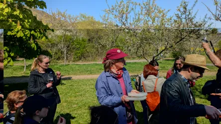 Brigitta beim Verteilen