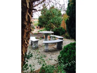 Sitzmöglichkeit mit Brunnen