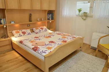 Schlafzimmer mit gr. Kleiderschrank